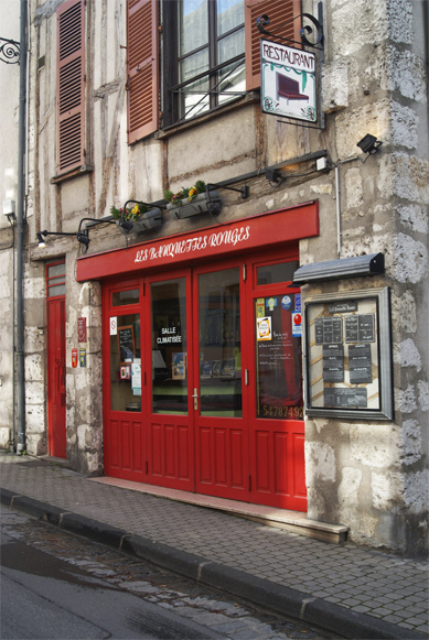 Facade des Banquettes Rouges